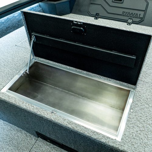 Podświetlana 63-litrowa komora na żywą rybę z automatycznym napełnianiem na pokładzie dziobowym